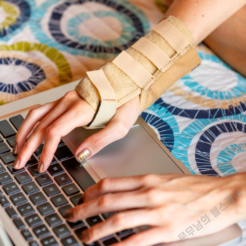엄지손가락 통증 원인 치료