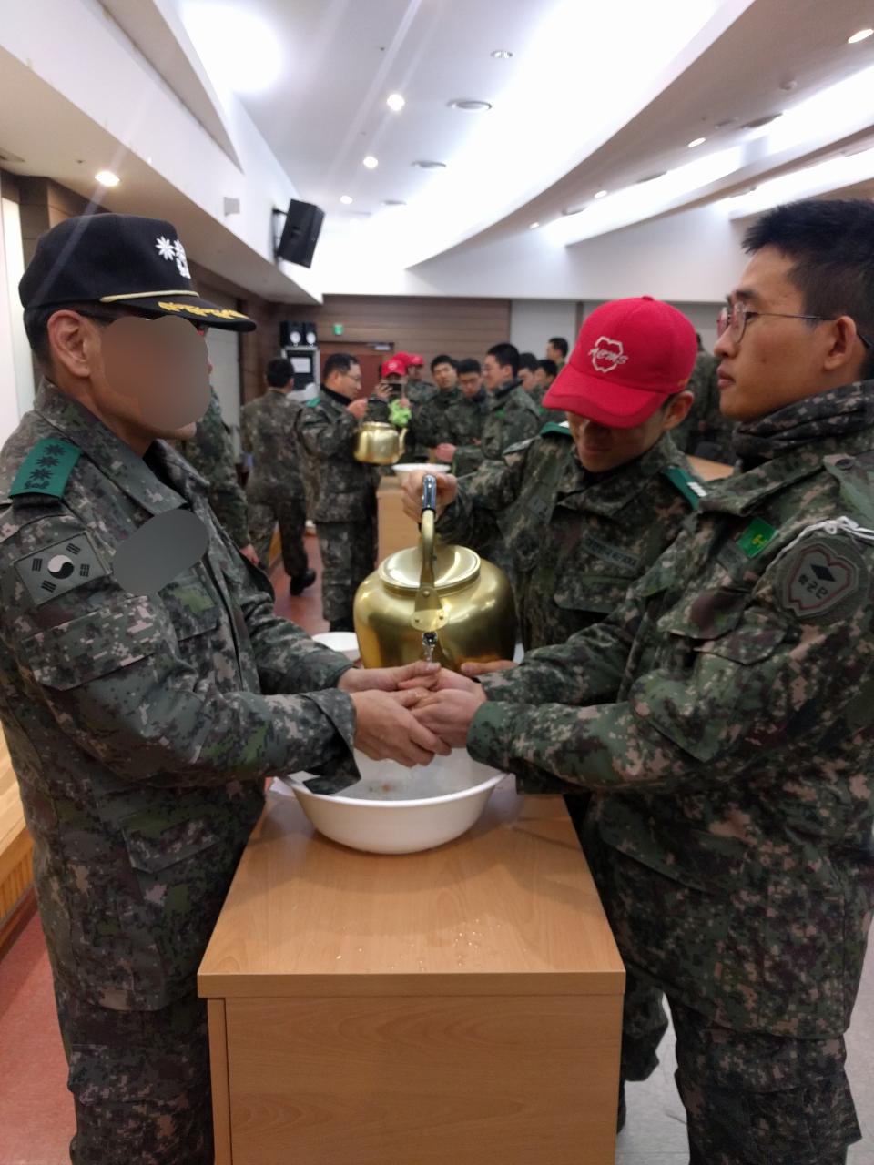 마지막 밤. 단장님께서 손수 손을 씻겨주셨다. 