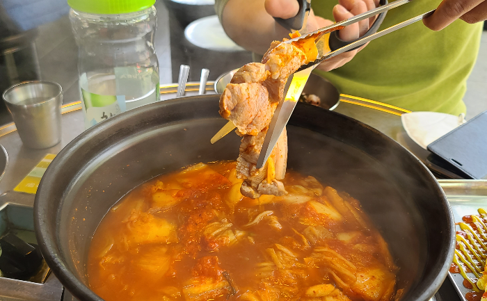 인천 송도 돼지고기 김치찌개 백채김치찌개 야외주차장 백채김치찌개송도점 김치찌개3인세트 두툼한돼지고기