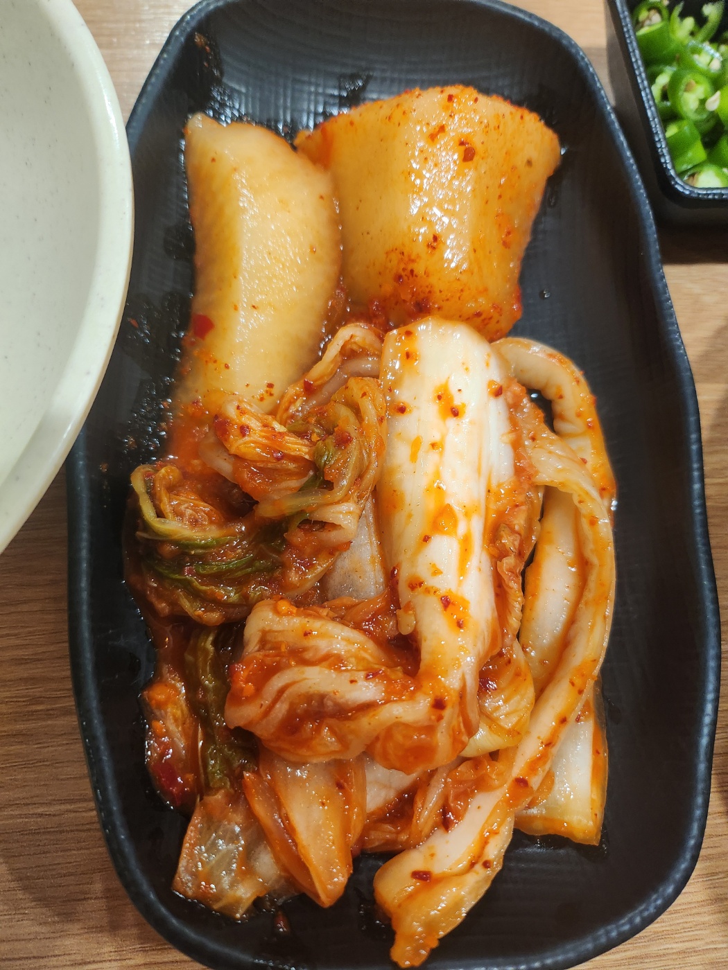 해운대31cm해물칼국수-매운김치와-섞박지