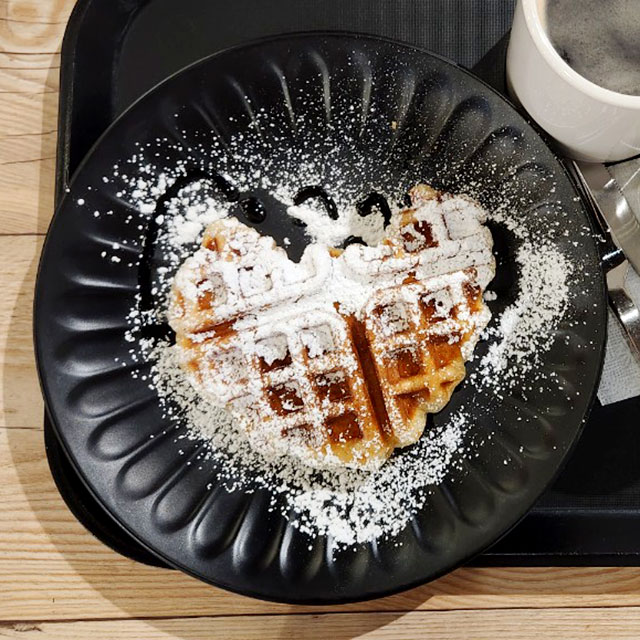 검은 접시 위에 빵