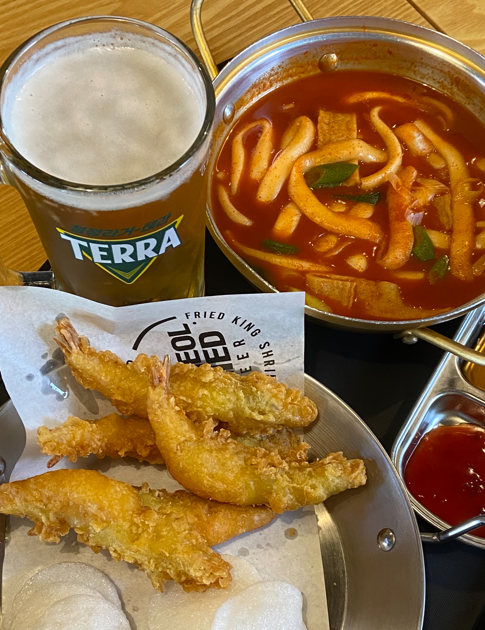 맥주와 새우튀김과 떡볶이