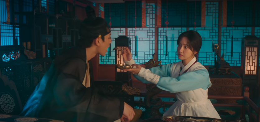 임윤아 배우님이 이채민 배우님에게 음식을 먹여주는 모습