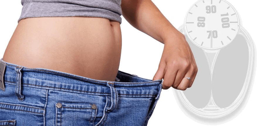 다이어트 성공한 여성이 비만일 때 청바지를 입고 있다