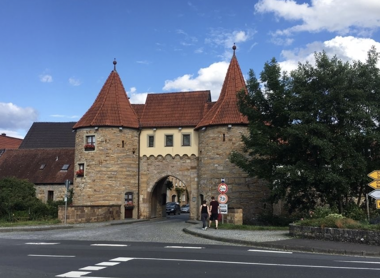 한 중세마을의 입구 타워