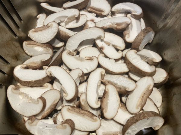 슬라이스 한 표고버섯 에어프라이어에 굽기