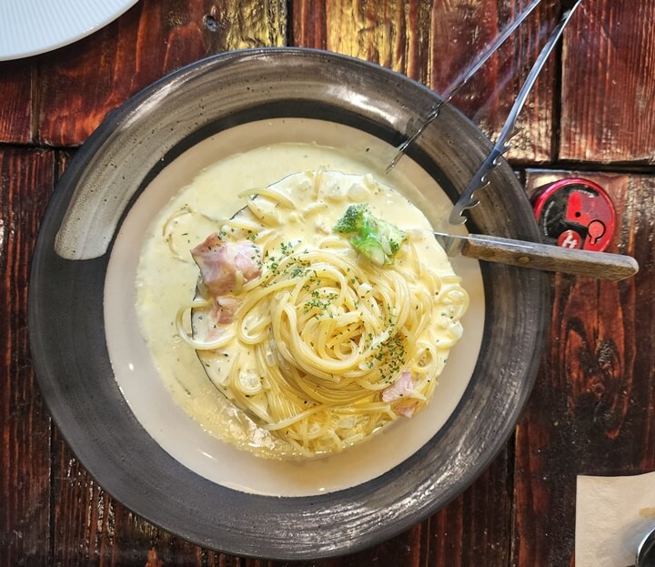 단호박 안에 담긴 파스타와 크림소스