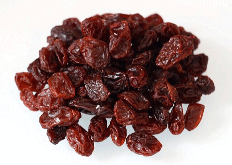 검정색의 잘 말린 건포도들이 쌓여있다. 표면은 쭈글쭈글하고 매끄럽다.