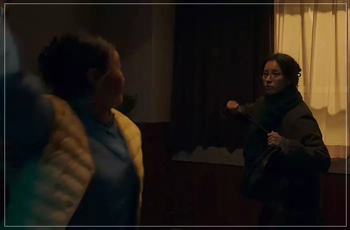 디즈니-플러스-무빙-북측공비-청소부-아주머니와-격투를-벌이는-미현