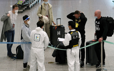 국내에 입국한 해외입국자를 통제하는 방역단체 모습