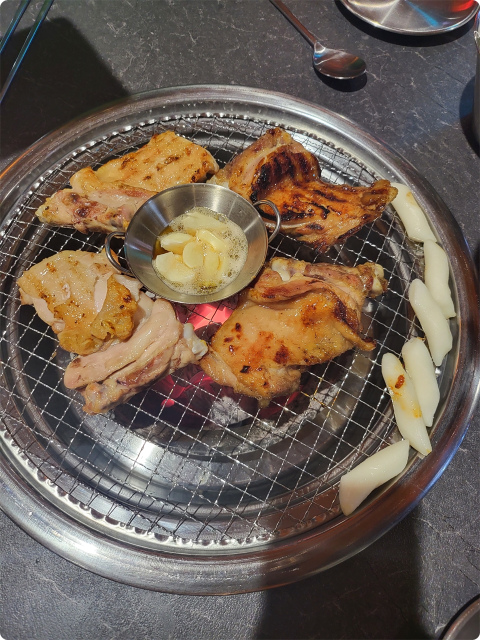 닭 다리를 잘 저몄습니다