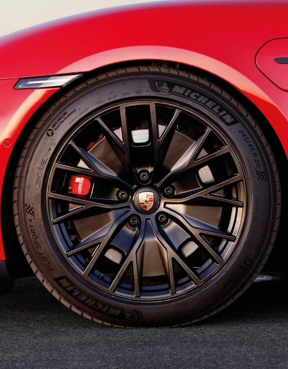 빨간색-차량에-검은색-큰-휠이-보이는-포르쉐-차량-사진