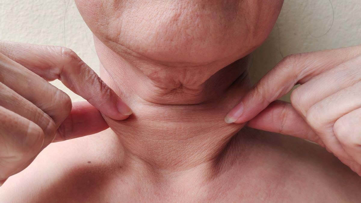 가로목주름 개선에 도움을 주는 레티놀 세럼과 펩타이드 크림 제품 이미지로 콜라겐 생성 촉진과 피부 탄력 강화 스킨케어