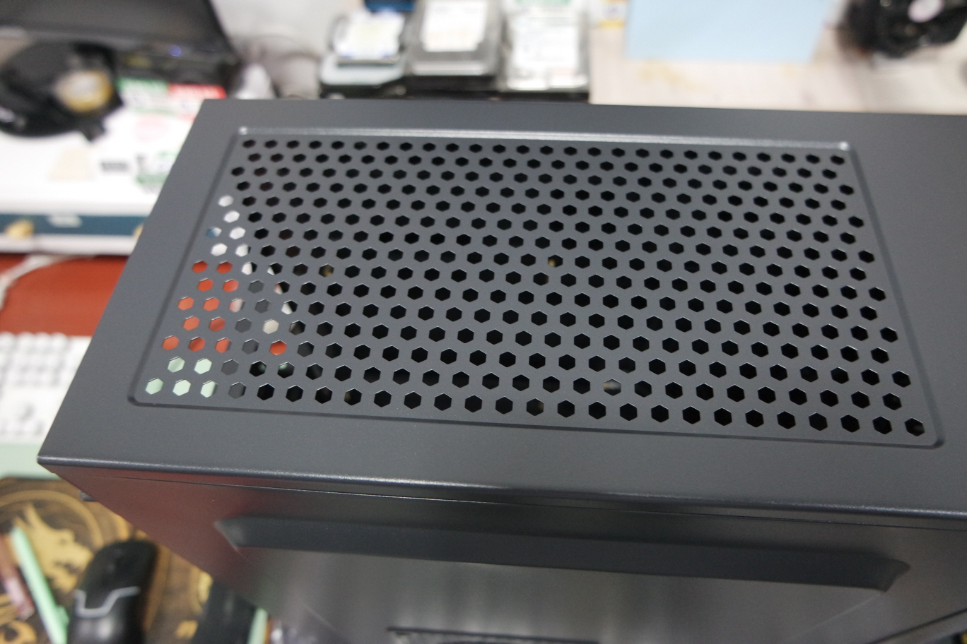 케이스 상단의 숨구멍입니다.