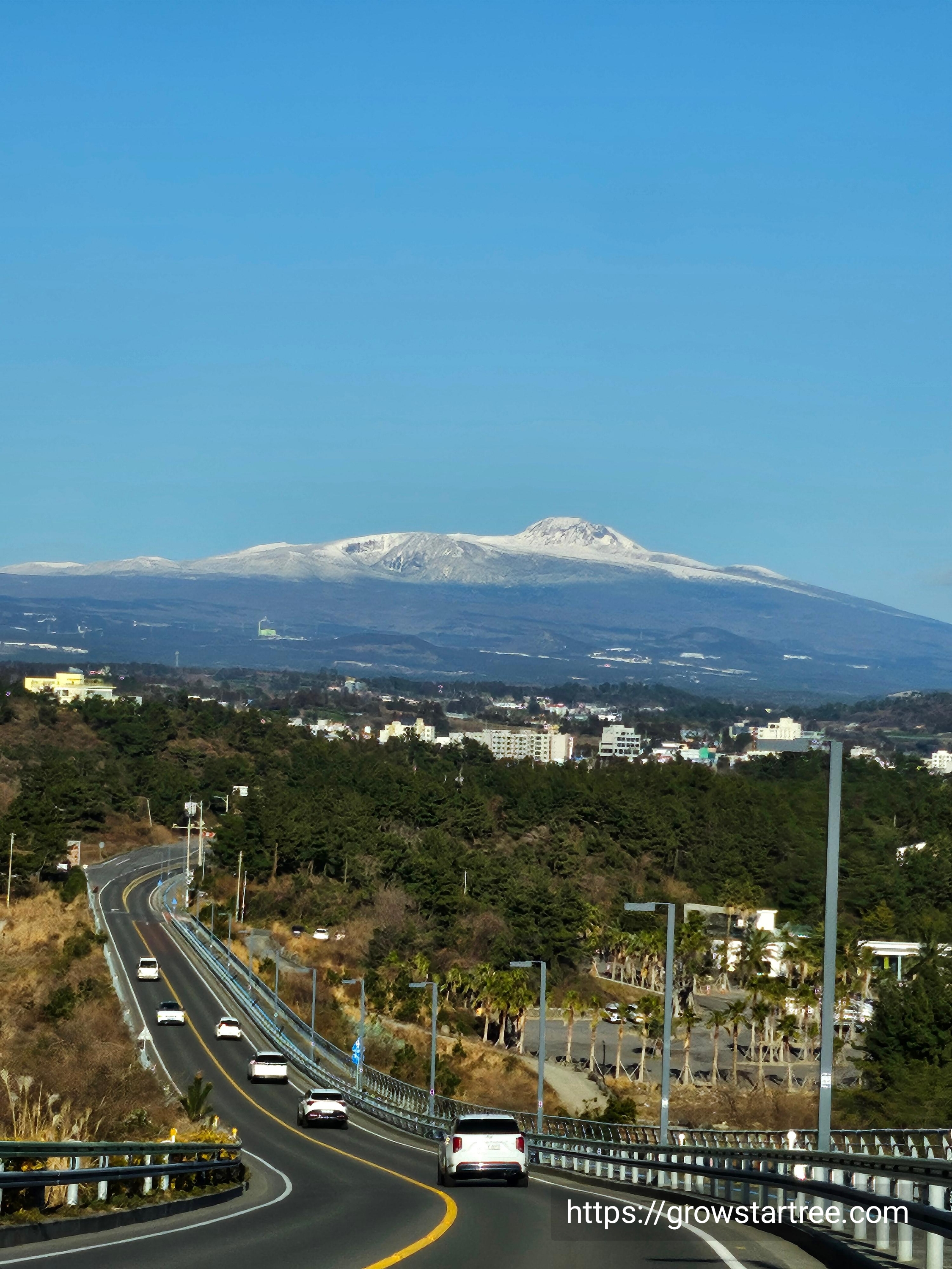 드라이브하며 바라보는 한라산