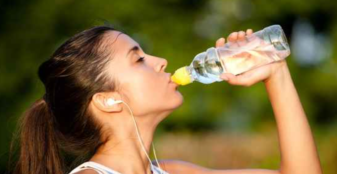 이어폰-착용후-물마시는-여성