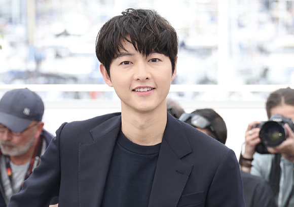 '화란' 송중기가 25일(현지시각) 제76회 칸 국제영화제 포토콜에서 포즈를 취하고 있다. [사진=플러스엠엔터테인먼트]