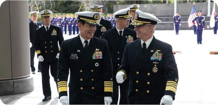 대릴 커들 미국 해군참모총장(오른쪽)과 사이토 아키라 일본 해상자위대 막료장(해군 참모총장 격)이 지난 18일(현지시간) 도쿄에서 회담에 앞서 환담하고 있다. 커들 제독은 방일 기간 동안 일본 해군 수뇌부와 협력 강화를 논의하고 한국과 일본 조선소를 통한 미 해군 함정 건조 협력 구상을 언급했다. 2025.11.19 미 해군 제공