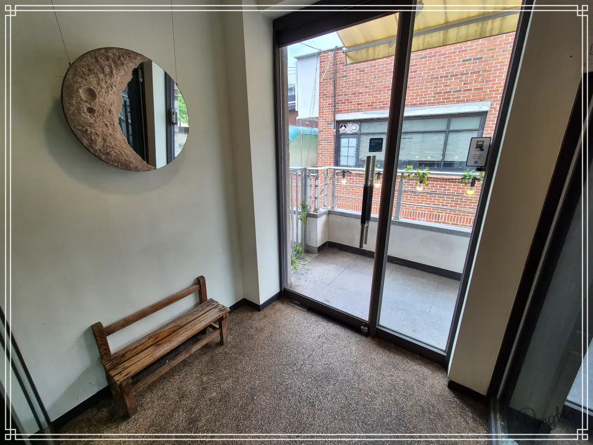 전라도-전주-커플-여행-카페-2층-입구