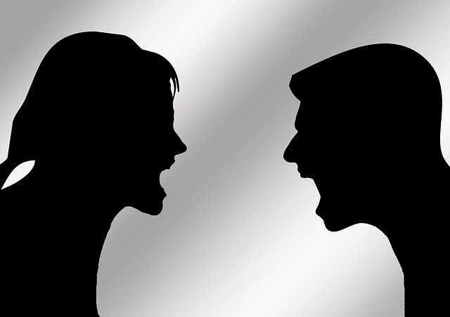 남자-여자-입을-벌리고-소리지르며-싸우는-모습