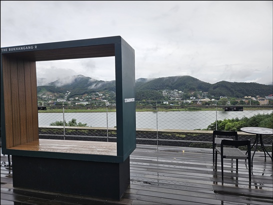 스타벅스 더북한강R점 방문 후기: 북한강 뷰 맛집 끝판왕! 뷰, 펫 프렌들리, 독특한 메뉴까지 완벽 정리!
