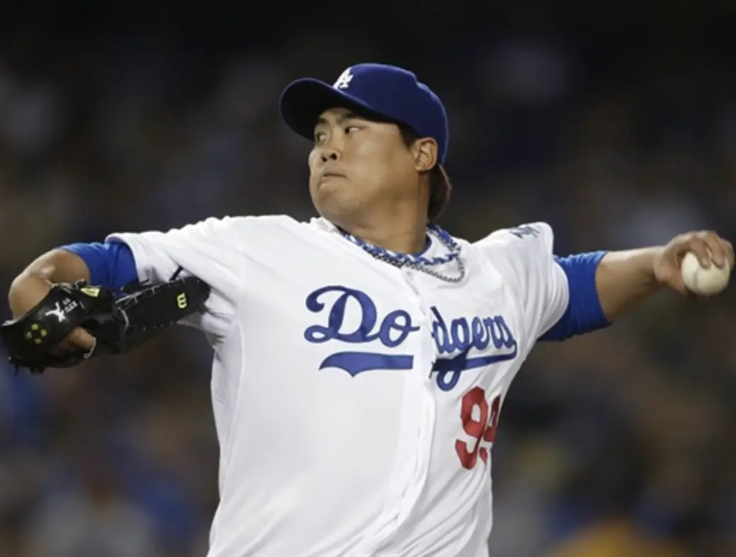 김하성-관객이 많은 야구장 흰바탕 파란색 소매 파란모자를 쓴채 공을 힘껏 던지는 류현진