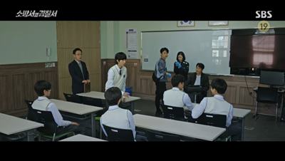 DNA 검사를 하면서도 여학생을 놀리는 남학생들