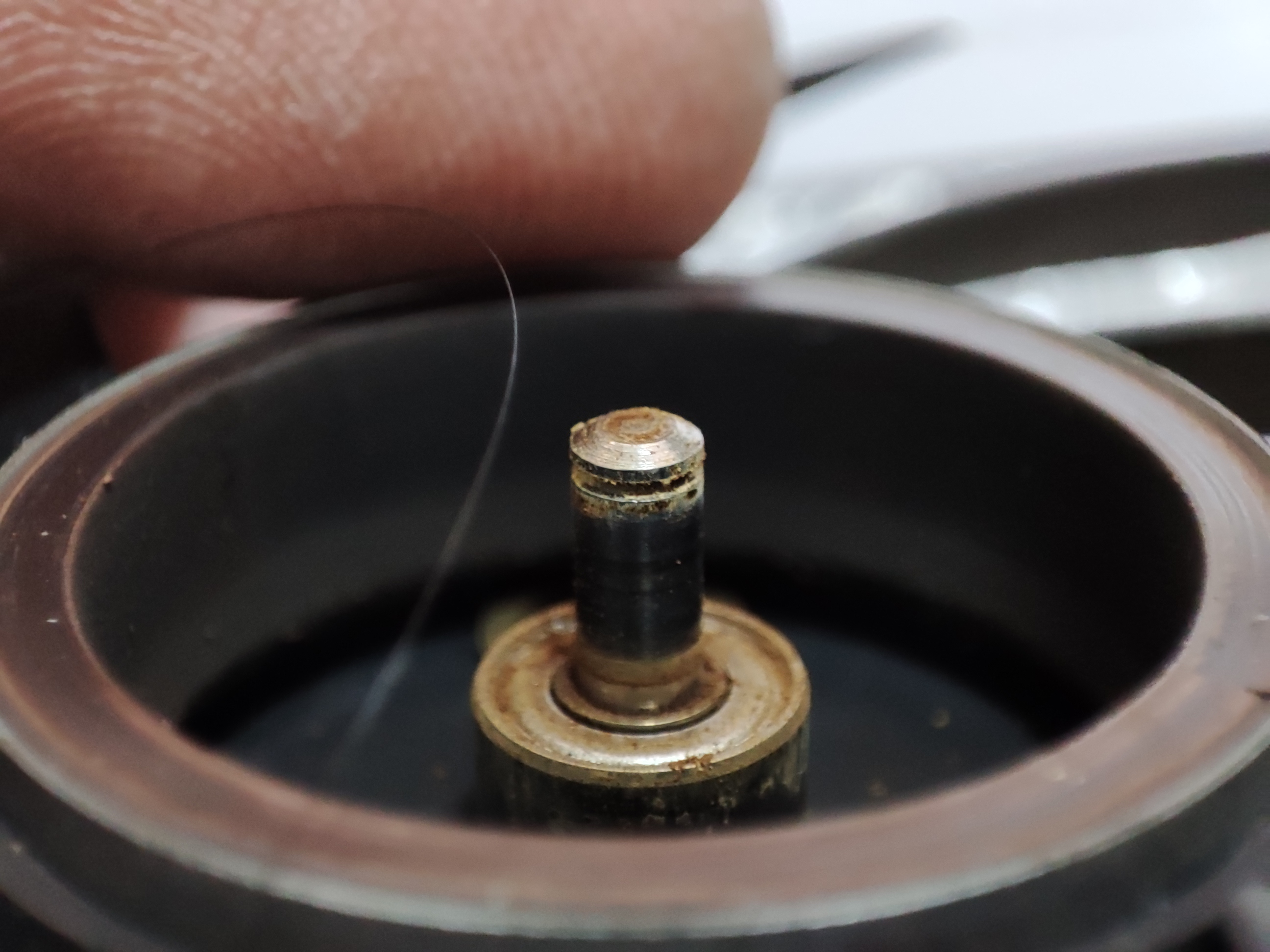 중심 축에 기름 찌꺼기 가루가 남았네요.