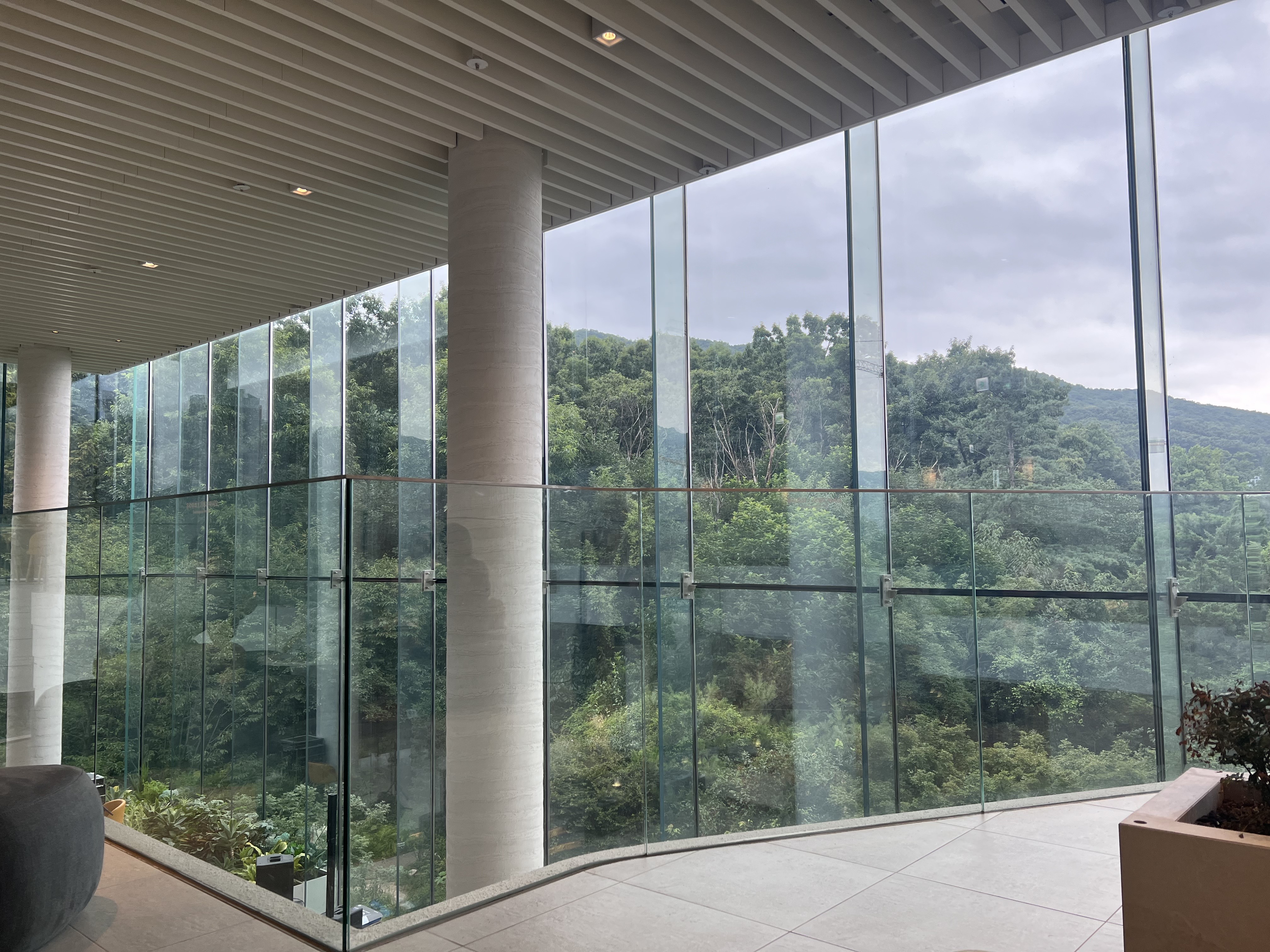 통창뷰-마운틴뷰-나무-산카페