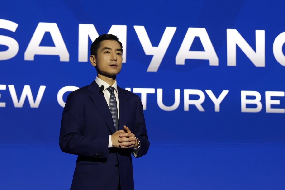 김건호 삼양홀딩스 전략총괄 사장이 삼양그룹 창립 100주년 기념식에서 미래 비전을 발표하고 있다.