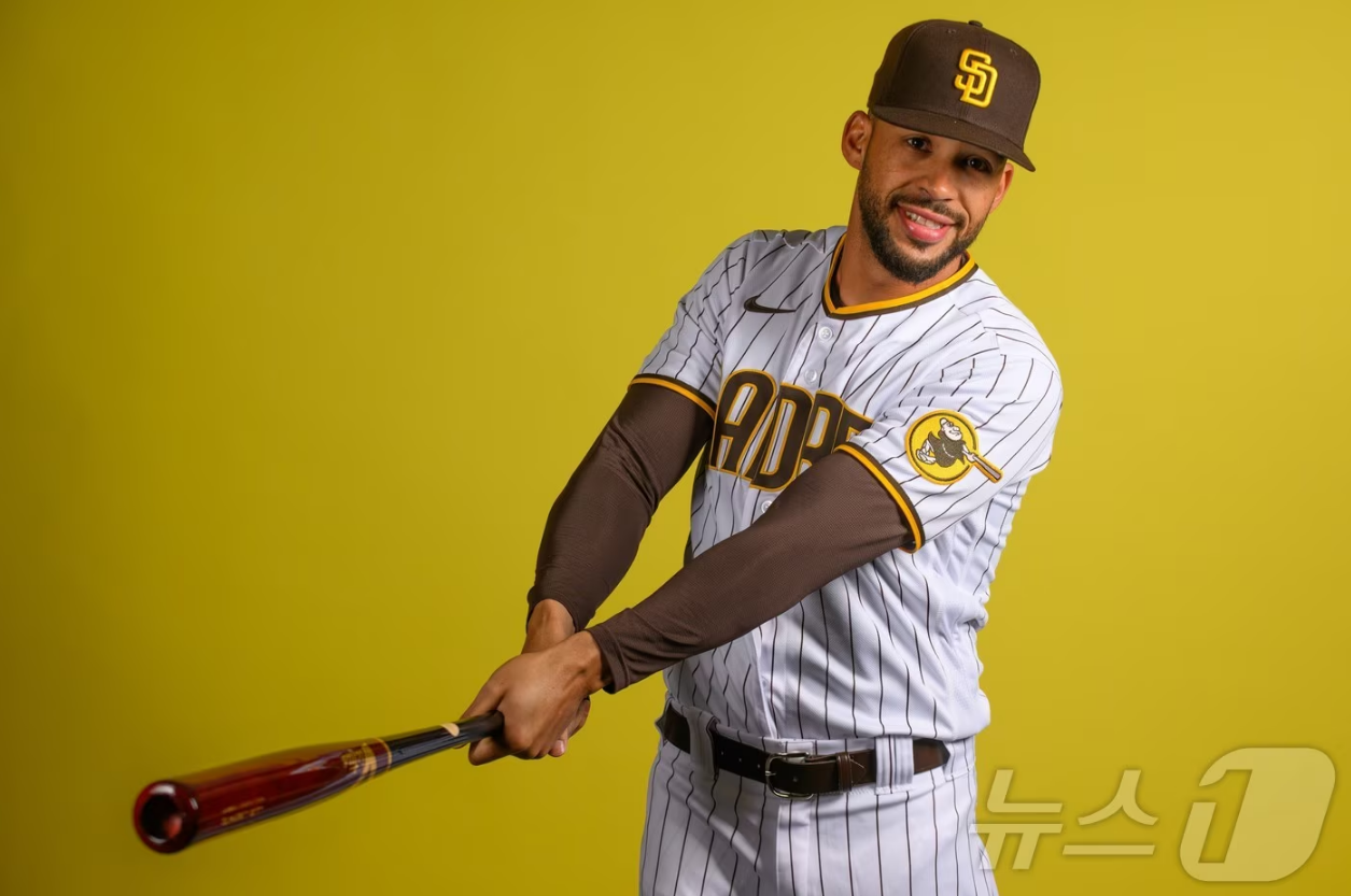 한화 이글스에 입단한 레바라토의 모습. /사진=로이터·한화 이글스 인스타그램 캡처