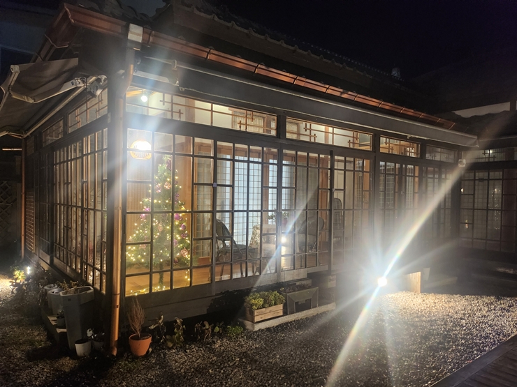 군산 다호 게스트하우스의 유리창 외관과 조명