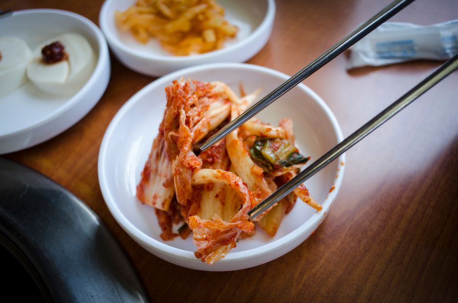 도자기 그릇에 담긴 전통 한국 김치