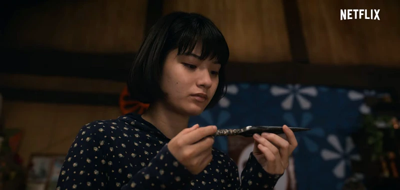 닌자의 집에서 작은 단검을 들고 있는 장녀