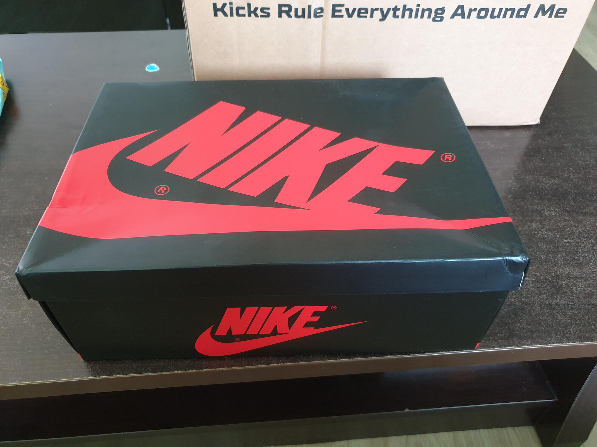 편의점 택배 포장중인 나이키 신발