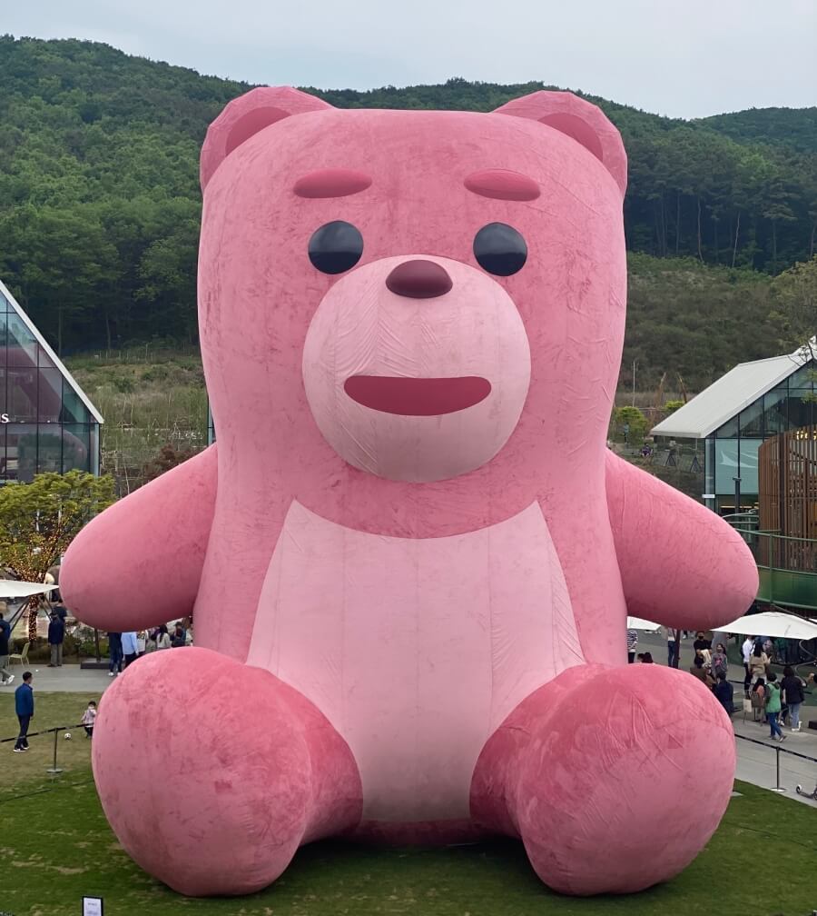 의왕-롯데-타임빌라스-정원에-앉아있는-핑크색-대형-벨리곰