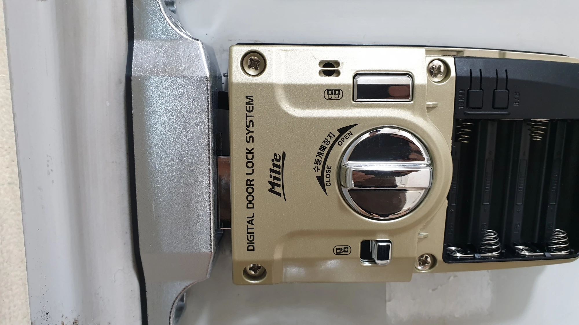 실내 도어록 고정 모습