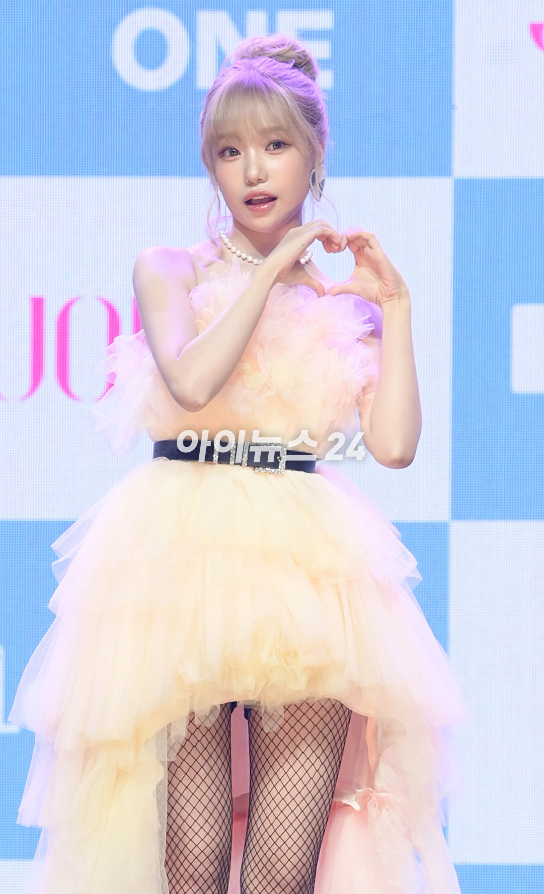 가수 조유리가 9일 오후 서울 광진구 광장동 예스24라이브홀에서 진행된 두 번째 미니 앨범 '러브 올'(LOVE ALL) 발매 기념 쇼케이스에 참석하고 있다. [사진=정소희 기자]