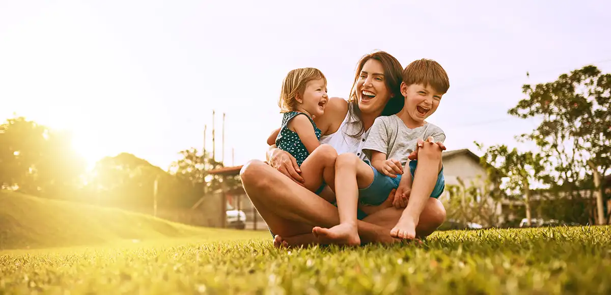 다자녀-엄마-여자아이1명-남자아이1명-집앞잔디-엄마무릎에앉은아이들