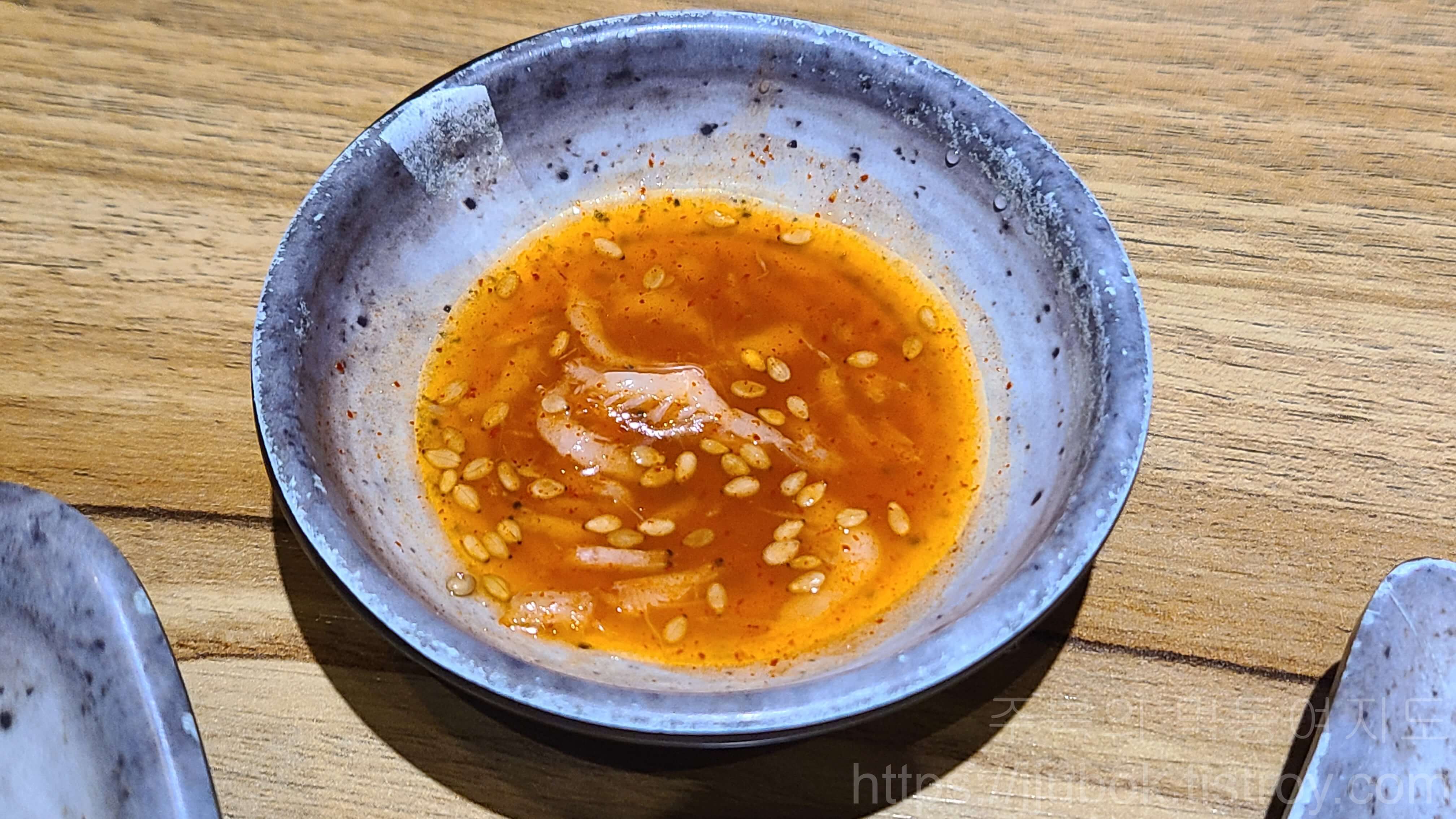 족이맛있는-사또족발-밑반찬-새우젓