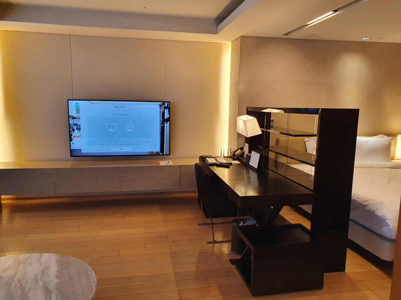 거실-옆-책꽂이로-공간을-나눈-서재와-침실