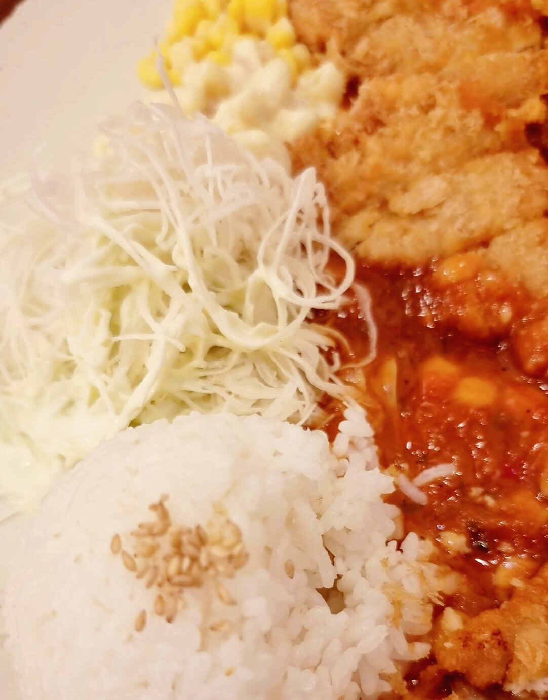 돈까스 사이드 메뉴 밥과 샐러드