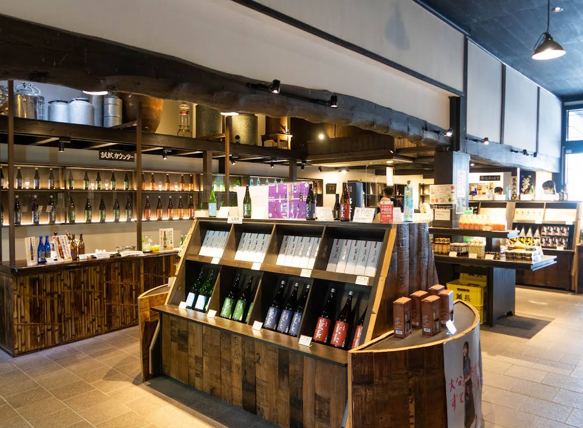 양조장의 내부 모습, 다양한 사케의 모습들이 보인다.