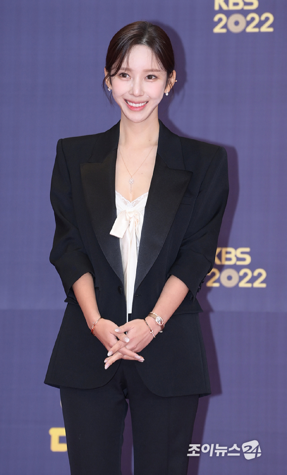 웹툰작가 야옹이(김나영)가 24일 오후 서울 영등포구 KBS 신관공개홀에서 열린 &#39;2022 KBS 연예대상&#39; 레드카펫 행사에 참석하고 있다. [사진=정소희 기자]