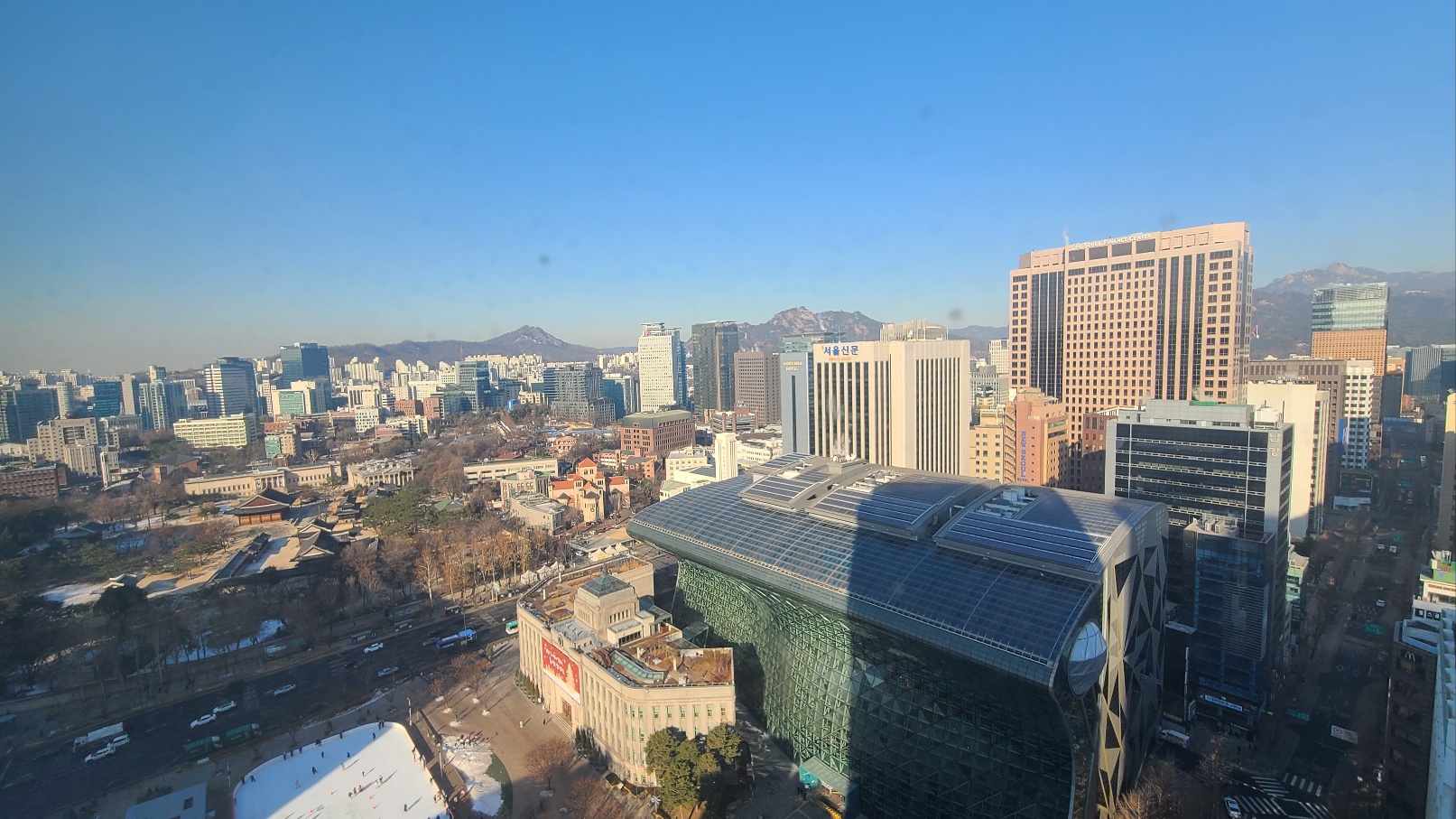 프레지던트호텔 투숙 후 숙소에서 내려다 본 전경으로 안 서울시청이 보입니다.