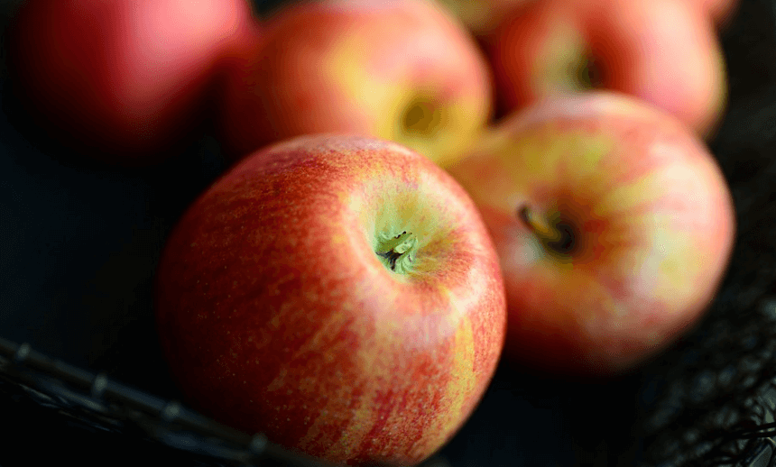 우울증에 좋은 음식 사과가 놓여 있다