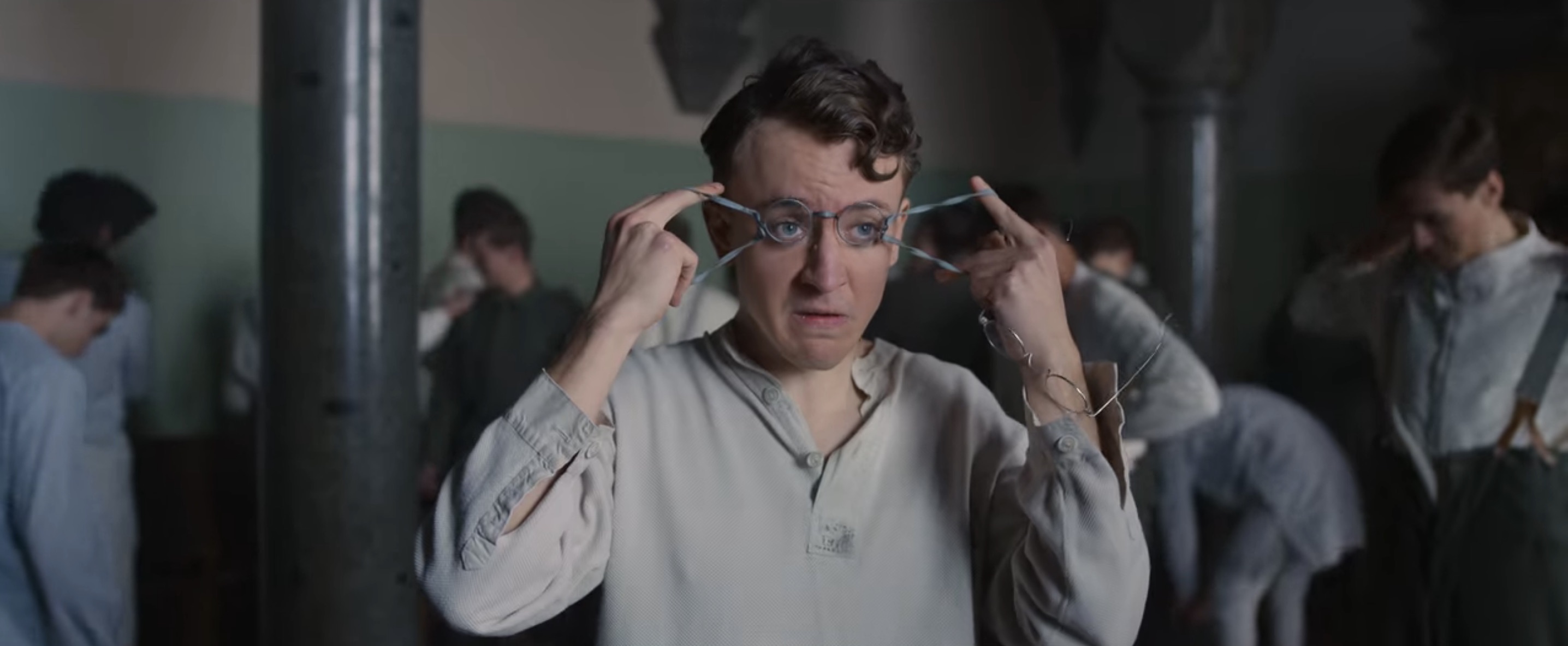 자원 입대하기 위해 검사를 받는 모습