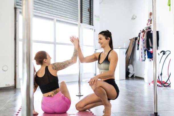 즐겁게 폴댄스 수업 중인 두 여성