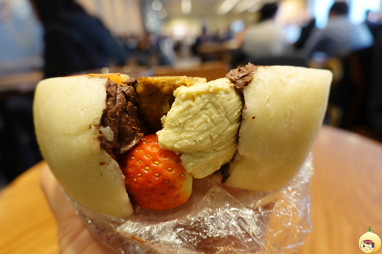 딸기 두바이 초콜릿 샌드베이글 측면