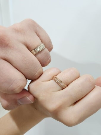 두-커플이-마음에-드는-결혼-반지를-고르는-모습